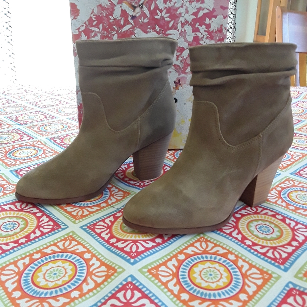 Chinese Laundry suede boots size 8.5